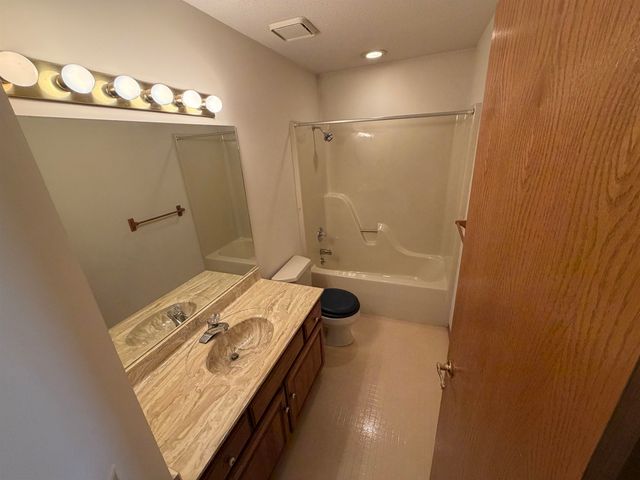 2750 N Rushwood St, Wichita, KS 67226