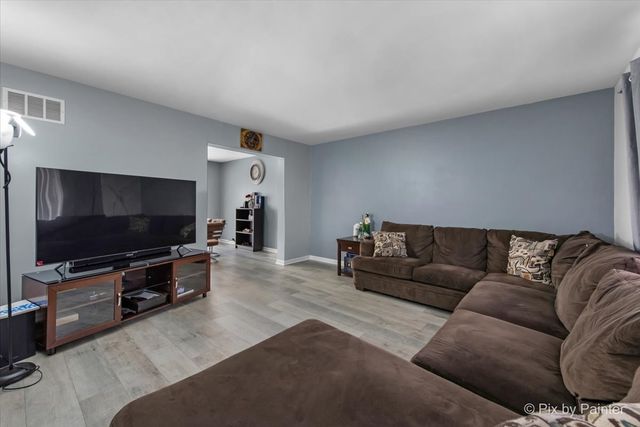 285 Colony Green Drive, Bloomingdale, IL 60108