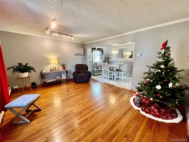 182 Lexington Avenue, Franklin Square, NY 11010