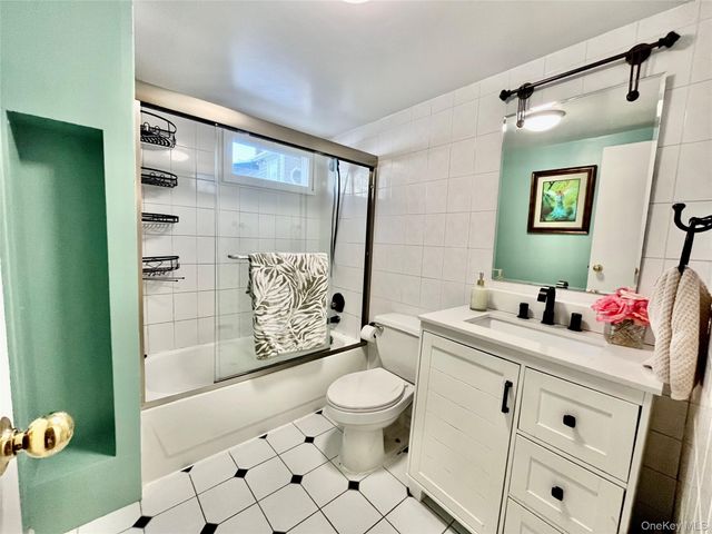 182 Lexington Avenue, Franklin Square, NY 11010