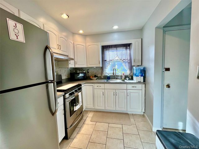 182 Lexington Avenue, Franklin Square, NY 11010