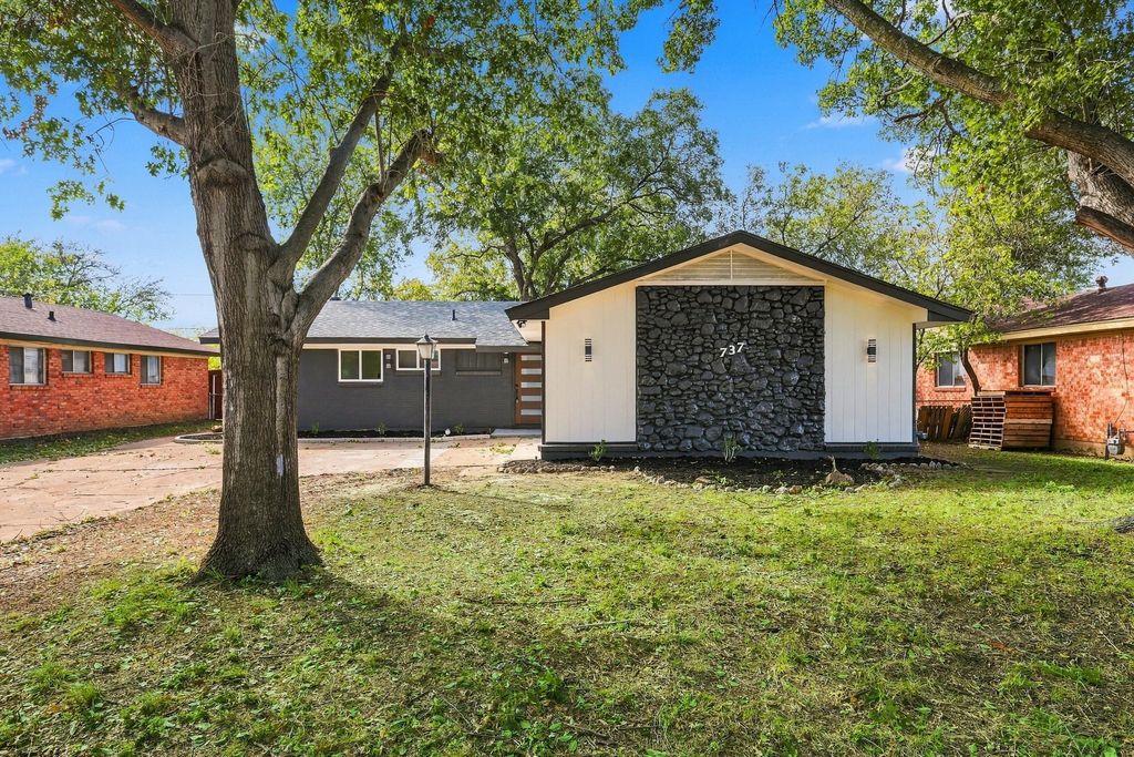 737 Blueberry Lane, Grand Prairie, TX 75052 — exterior