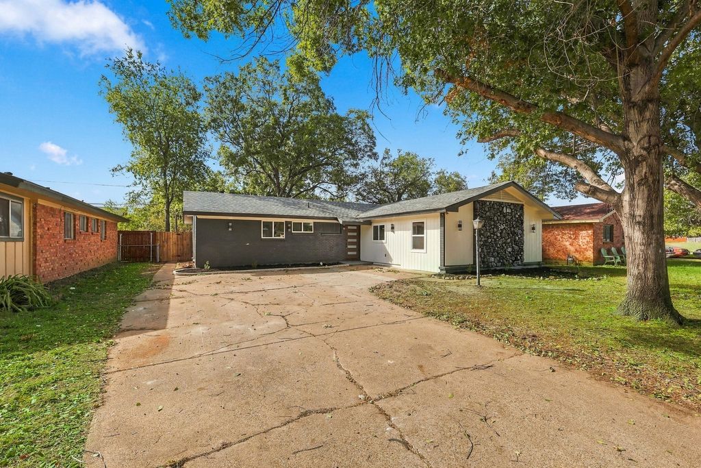 737 Blueberry Lane, Grand Prairie, TX 75052 — photo 2