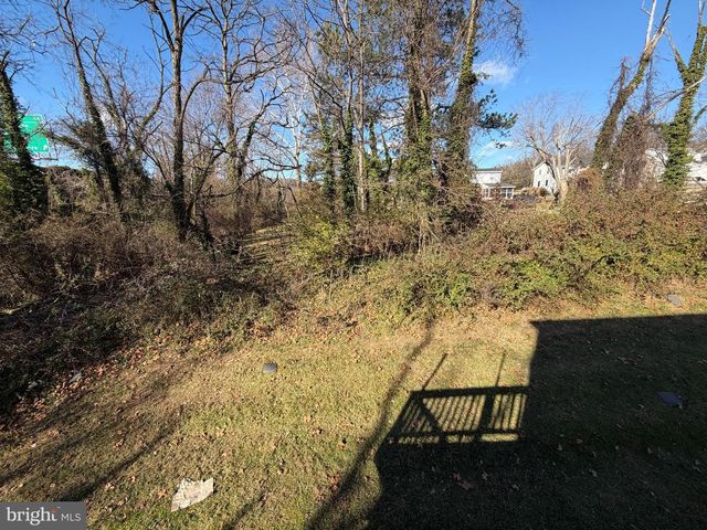 16 W END CT, Baltimore, MD 21227