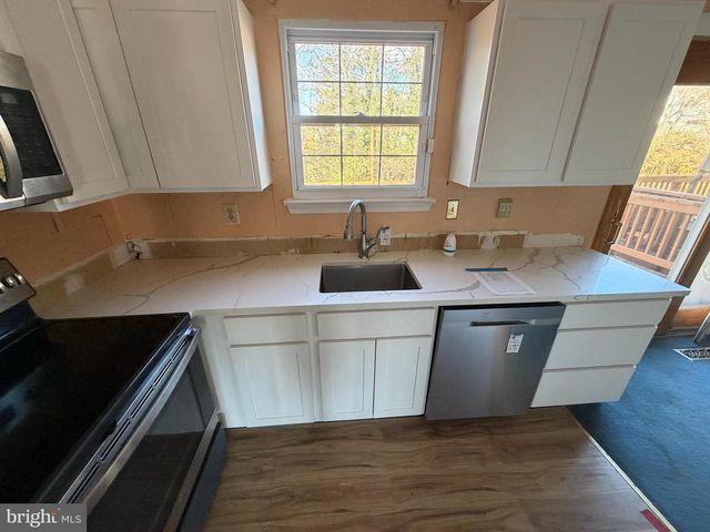 16 W END CT, Baltimore, MD 21227