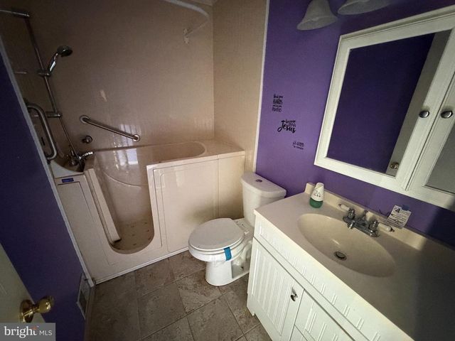 16 W END CT, Baltimore, MD 21227