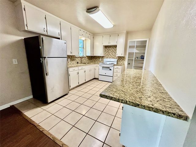 521 Janie Lane, Burleson, TX 76028