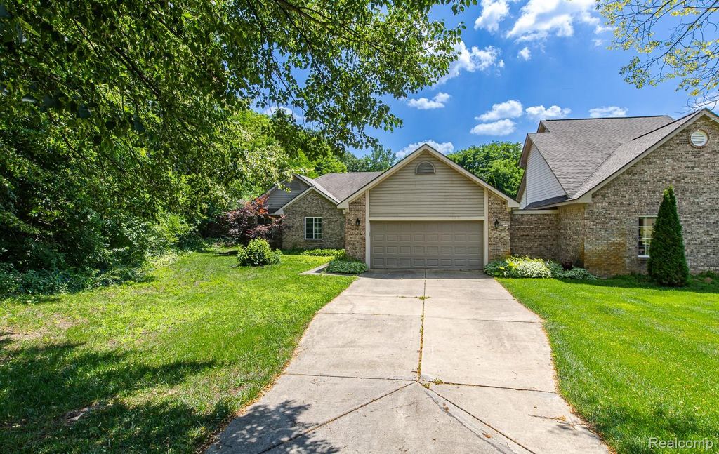 312 Reid Road, Highland Charter Township, MI 48357