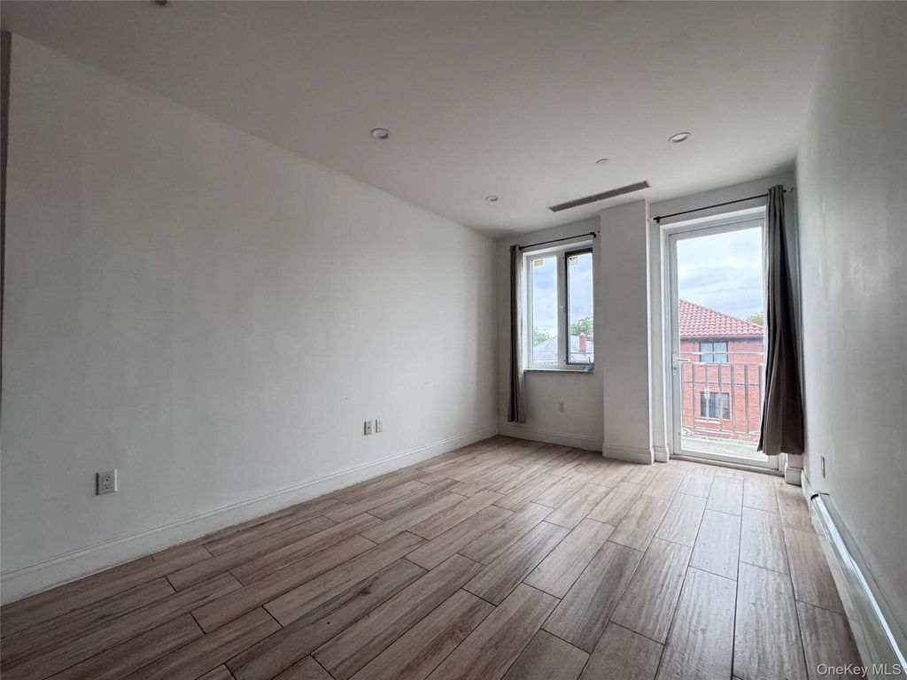 136-20 Booth Memorial Avenue 3A, Flushing, NY 11355 — photo 2