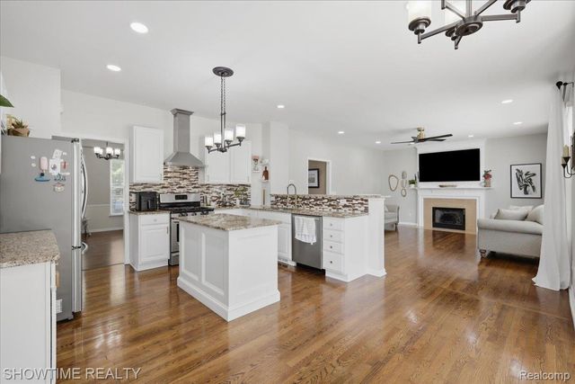 7386 Tottenham, Shelby Charter Township, MI 48317