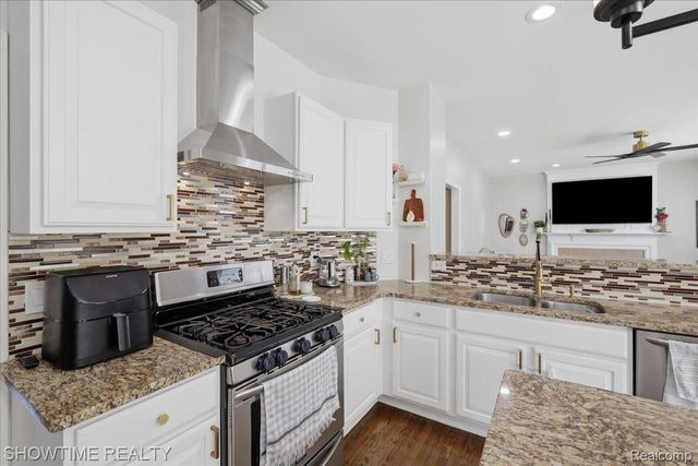 7386 Tottenham, Shelby Charter Township, MI 48317
