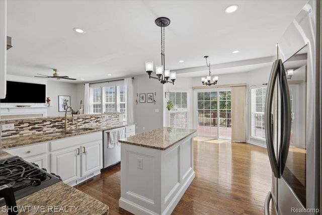 7386 Tottenham, Shelby Charter Township, MI 48317