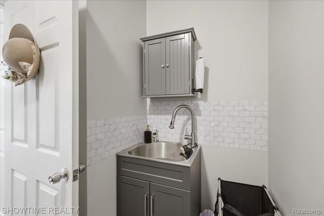 7386 Tottenham, Shelby Charter Township, MI 48317