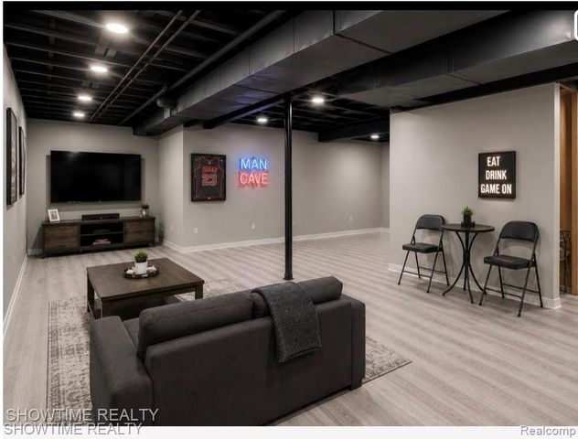 7386 Tottenham, Shelby Charter Township, MI 48317