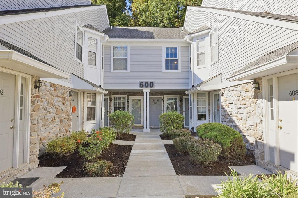 606 MEWS DR #606, SELLERSVILLE, PA 18960 — exterior