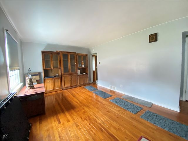 11 Washington Dr, Monessen, PA 15062