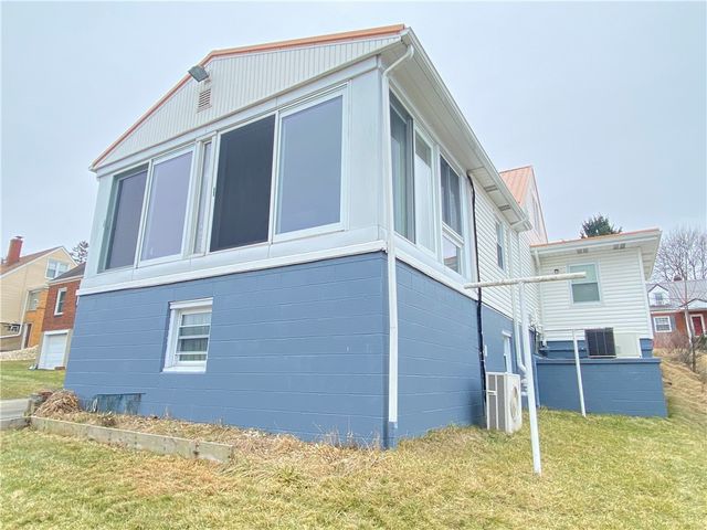 11 Washington Dr, Monessen, PA 15062