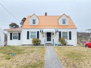 11 Washington Dr, Monessen, PA 15062