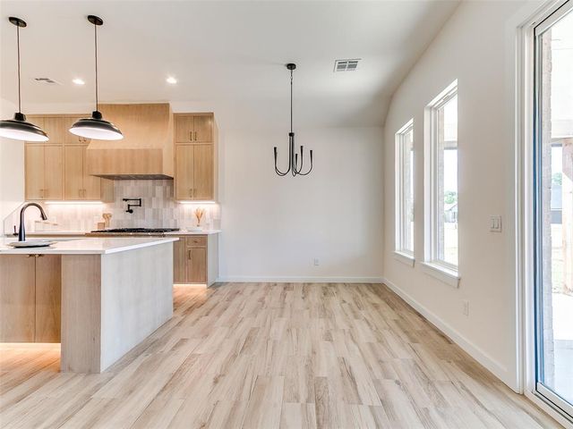 141 W Lynn Court Drive, Mustang, OK 73064