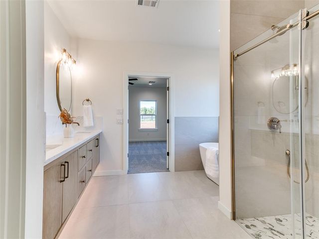 141 W Lynn Court Drive, Mustang, OK 73064