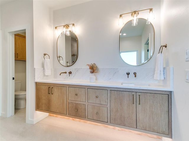 141 W Lynn Court Drive, Mustang, OK 73064