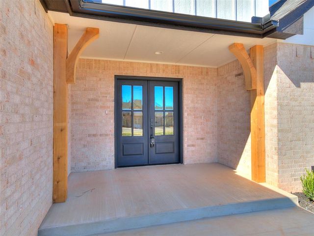 141 W Lynn Court Drive, Mustang, OK 73064