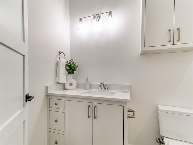 141 W Lynn Court Drive, Mustang, OK 73064
