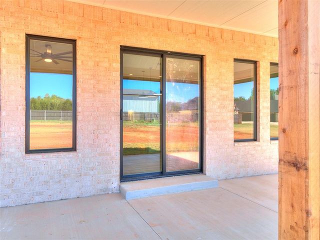 141 W Lynn Court Drive, Mustang, OK 73064