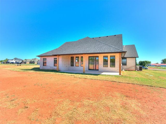 141 W Lynn Court Drive, Mustang, OK 73064