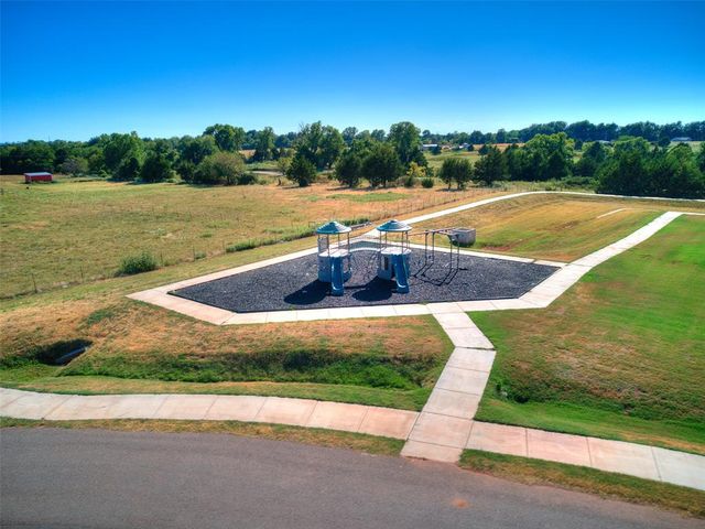 141 W Lynn Court Drive, Mustang, OK 73064