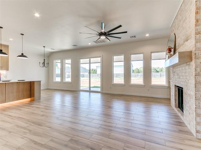 141 W Lynn Court Drive, Mustang, OK 73064