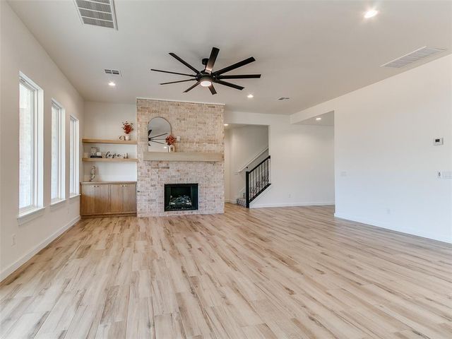 141 W Lynn Court Drive, Mustang, OK 73064