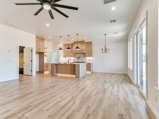 141 W Lynn Court Drive, Mustang, OK 73064