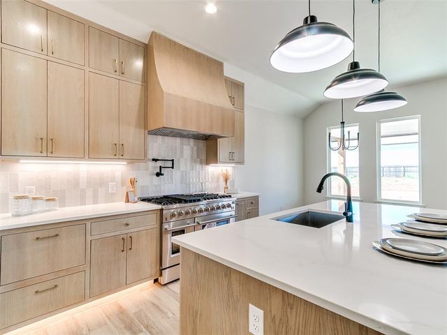 141 W Lynn Court Drive, Mustang, OK 73064
