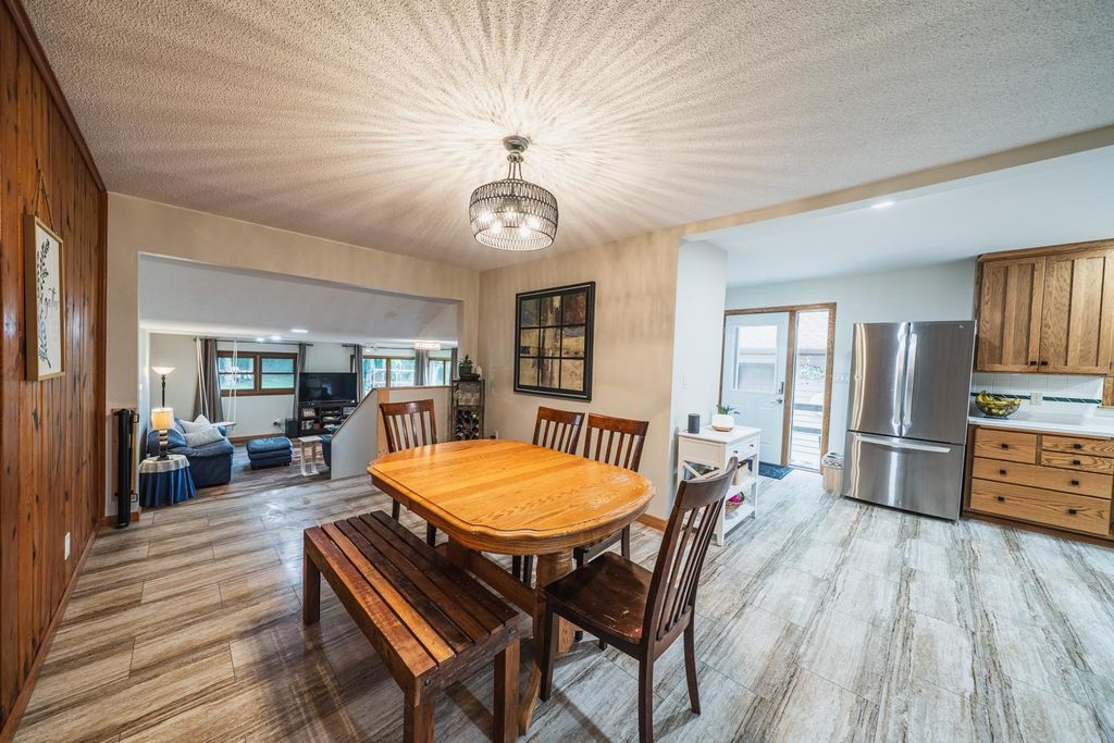 425 Shorewood Drive, Detroit Lakes, MN 56501