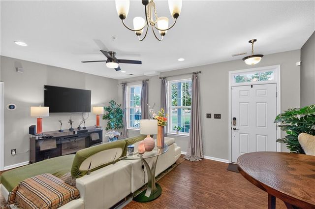 309 Waterside Dr Unit 37, Hampton, VA 23666