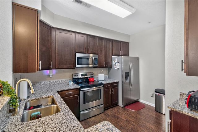 309 Waterside Dr Unit 37, Hampton, VA 23666