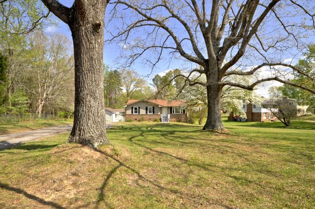 611 Needmore Rd, Clarksville, TN 37040