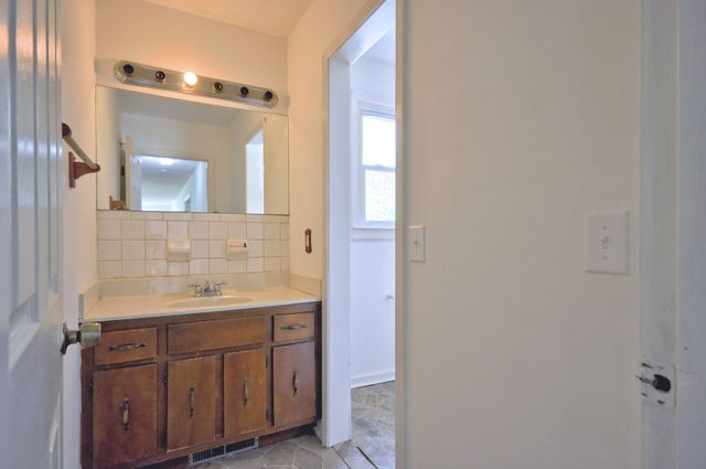 611 Needmore Rd, Clarksville, TN 37040