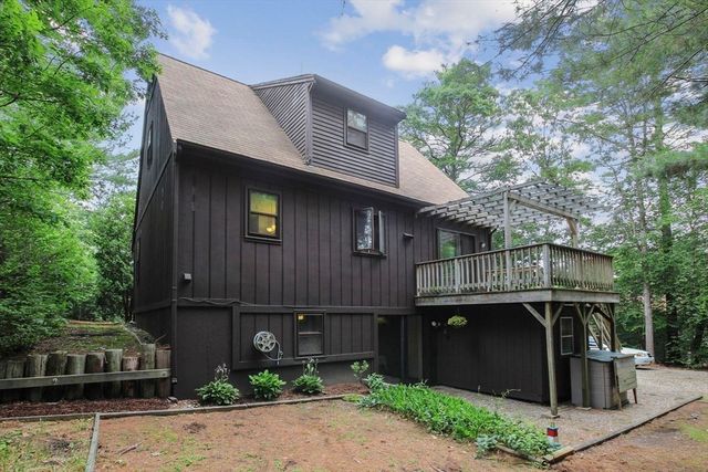 20 Lakewood Dr, Mashpee, MA 02649
