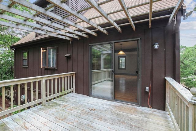 20 Lakewood Dr, Mashpee, MA 02649
