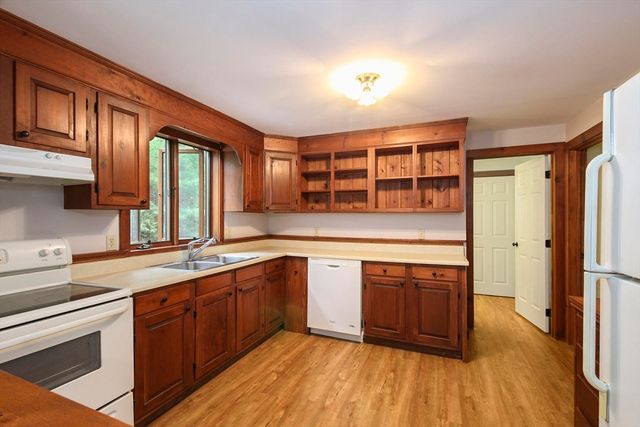 20 Lakewood Dr, Mashpee, MA 02649