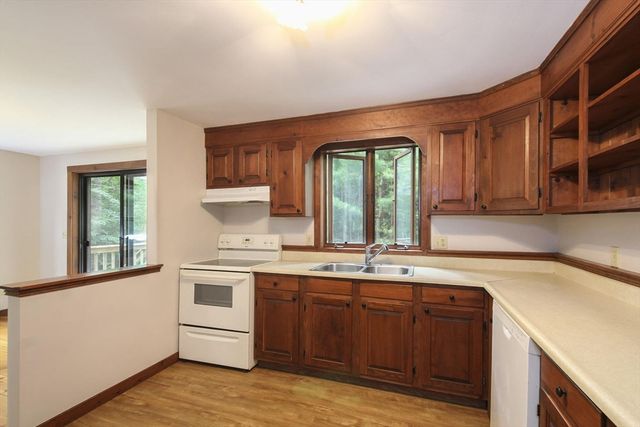 20 Lakewood Dr, Mashpee, MA 02649