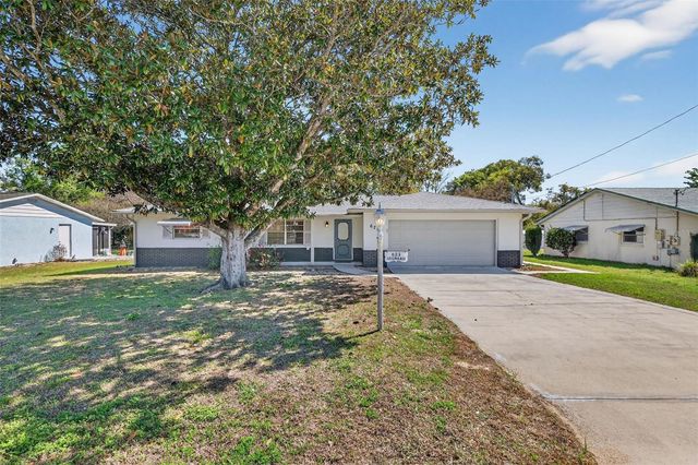 623 THIRD AVENUE, Lady Lake, FL 32159