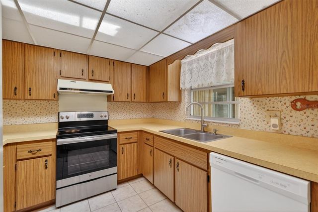 623 THIRD AVENUE, Lady Lake, FL 32159