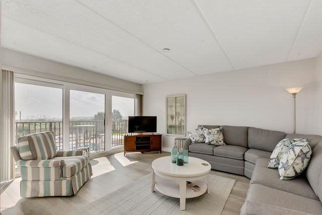 411 1ST Street S 204, Jacksonville Beach, FL 32250