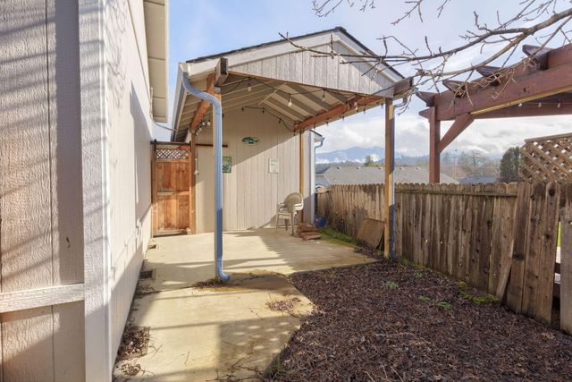 1884 SW Allen Creek Road, Grants Pass, OR 97527