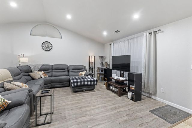 1884 SW Allen Creek Road, Grants Pass, OR 97527