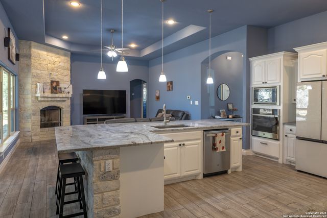 355 Shannon Ridge Dr, Floresville, TX 78114