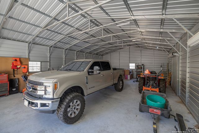 355 Shannon Ridge Dr, Floresville, TX 78114